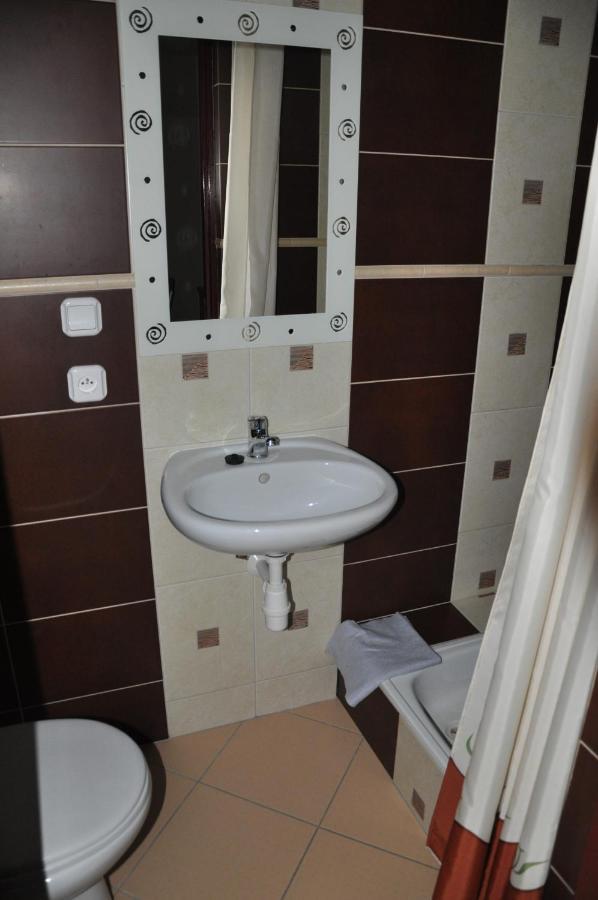 Przylesie Apartment Uniejow Bagian luar foto