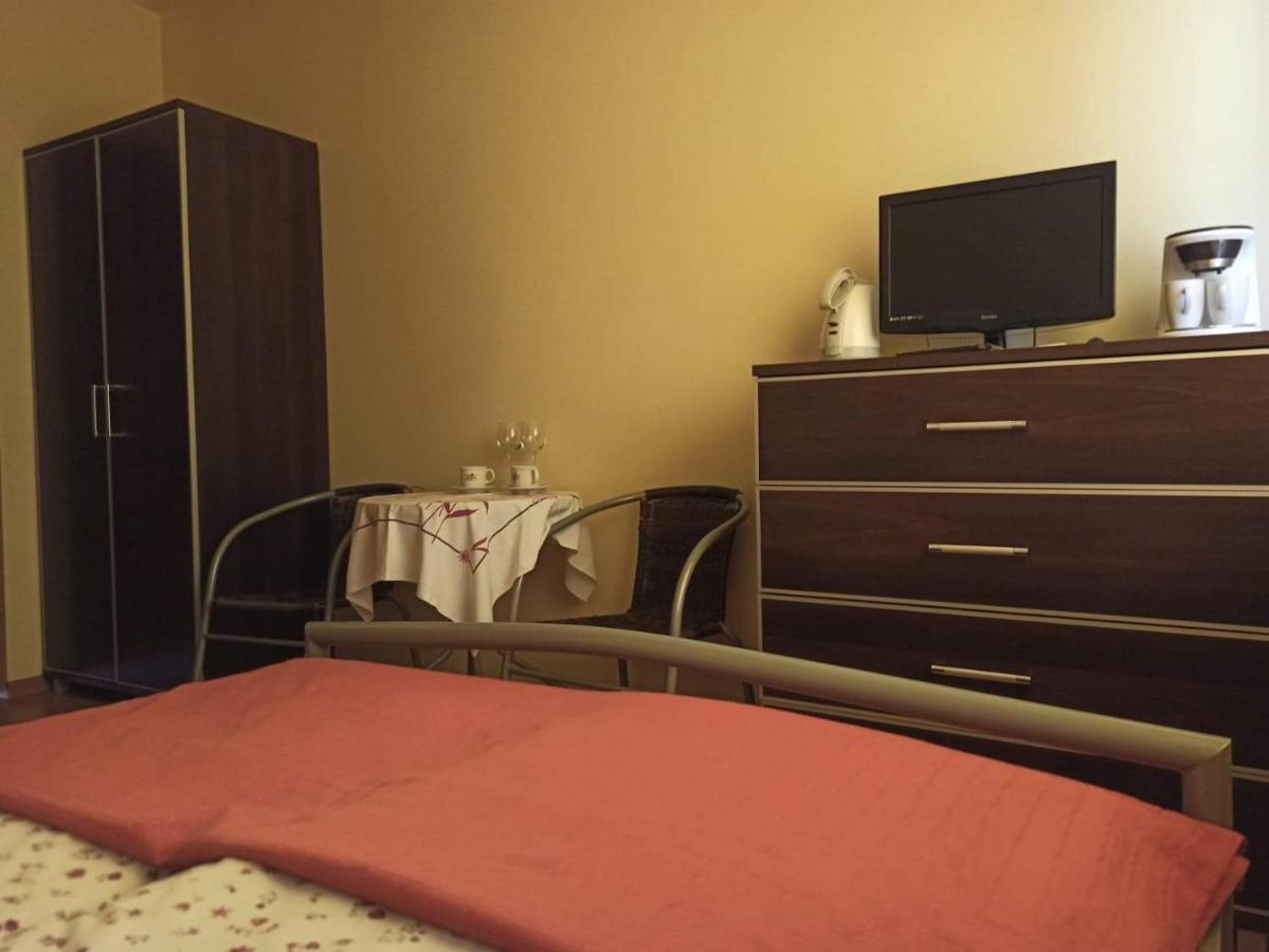 Przylesie Apartment Uniejow Bagian luar foto